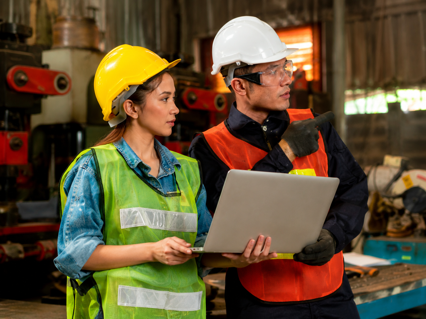 Especialistas revisando condiciones de seguridad en planta industrial