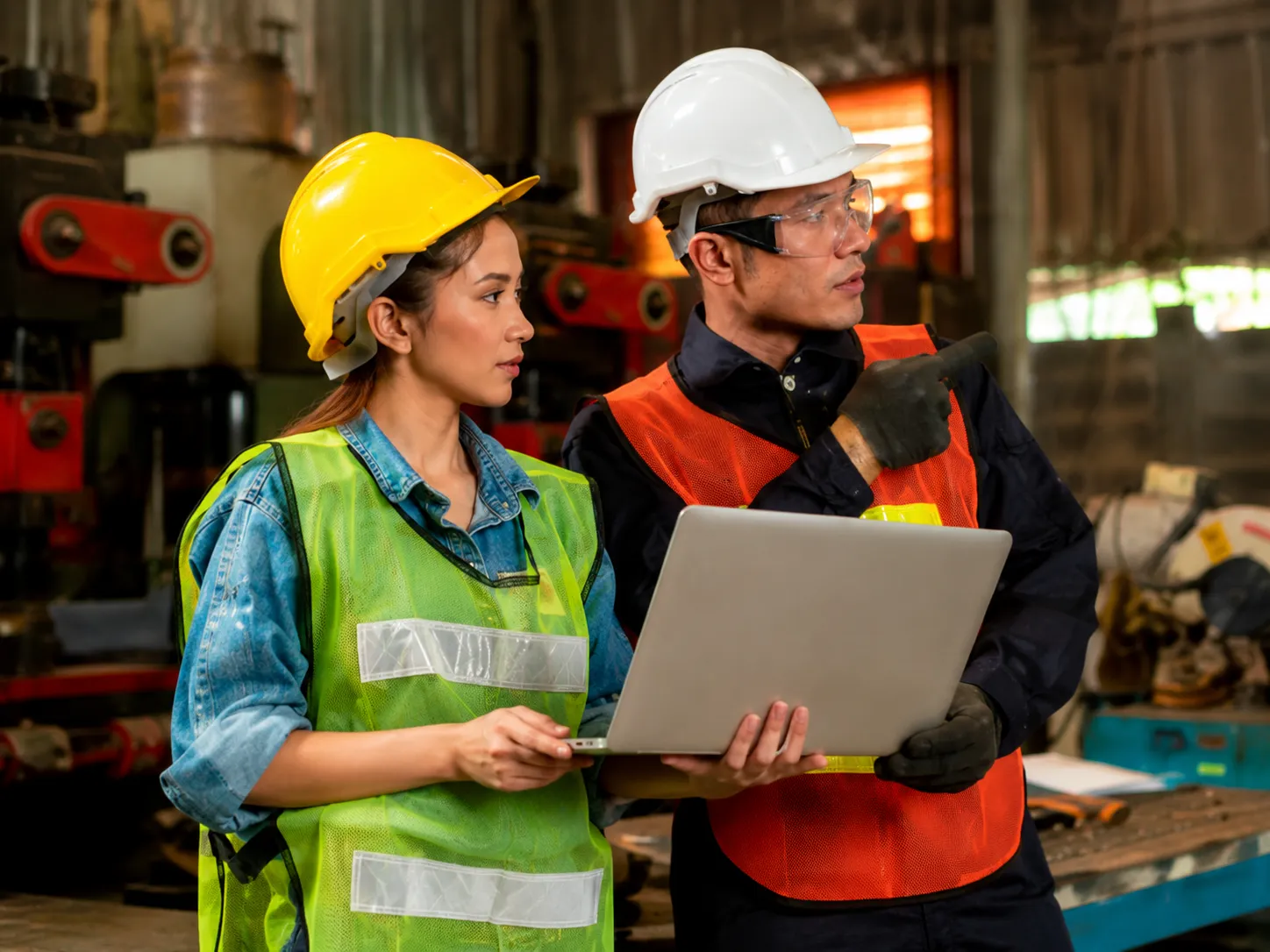 Especialistas revisando condiciones de seguridad en planta industrial