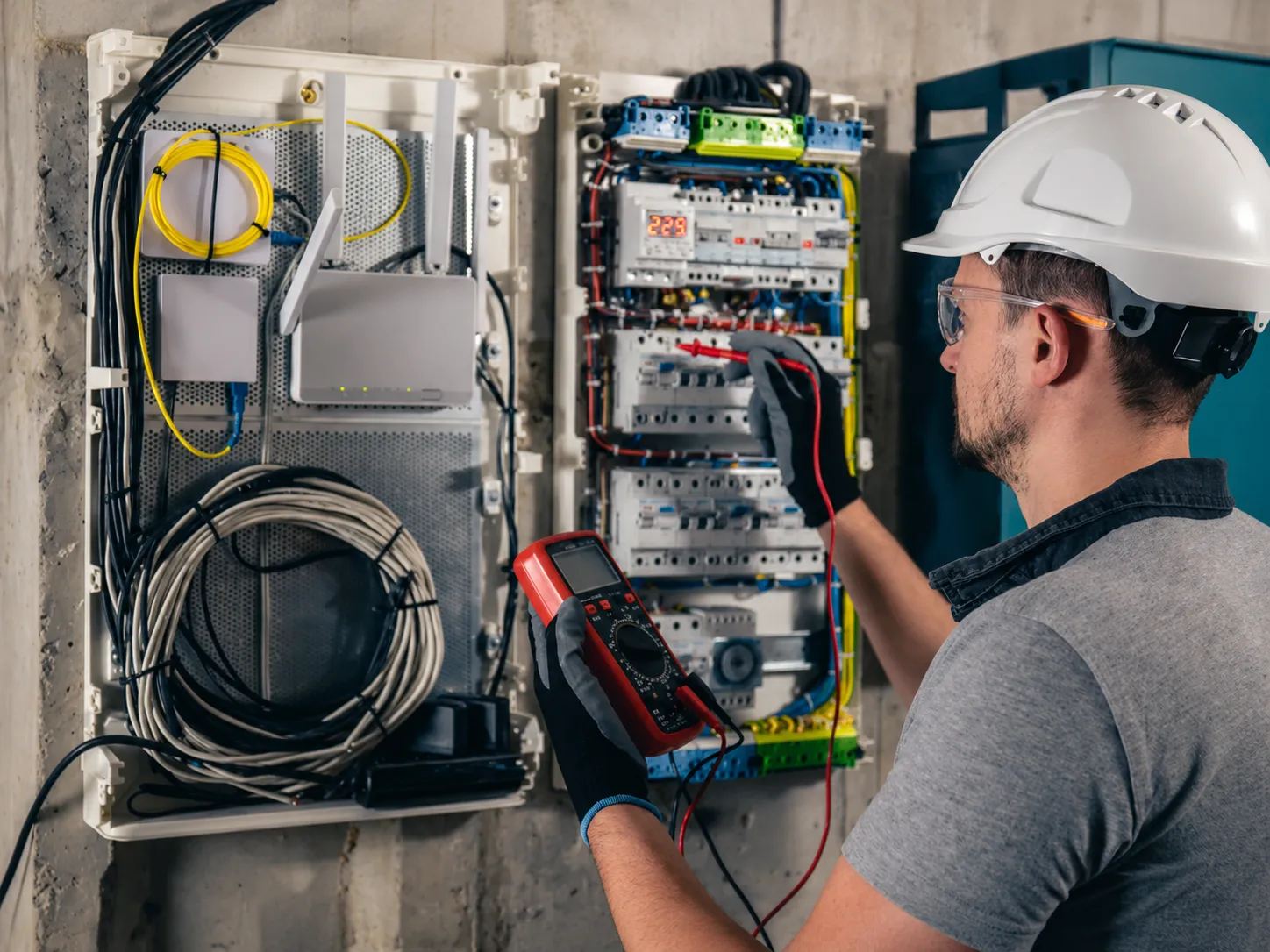 Técnico evaluando un tablero eléctrico con multímetro