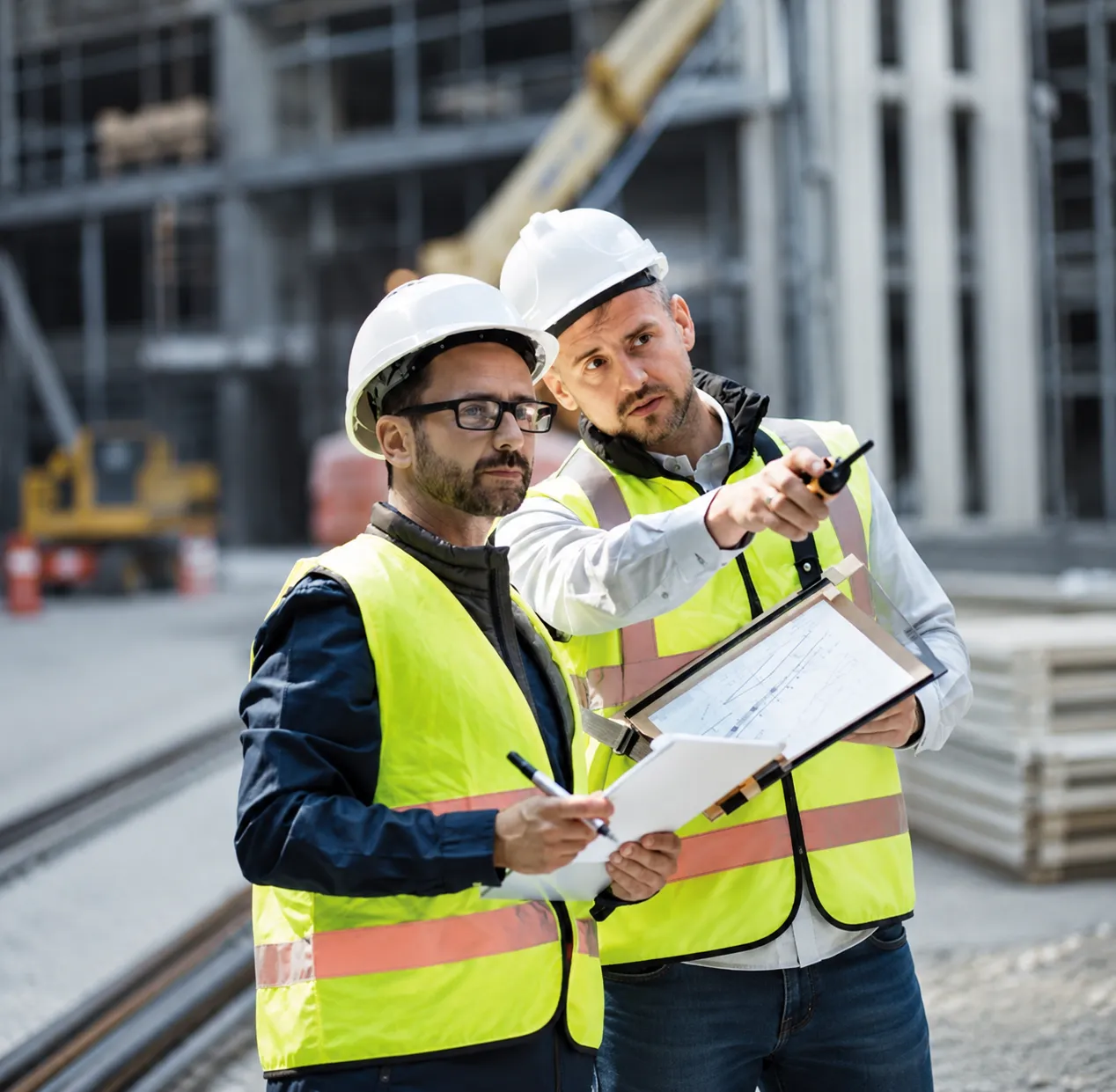Consultores de seguridad evaluando una operación industrial